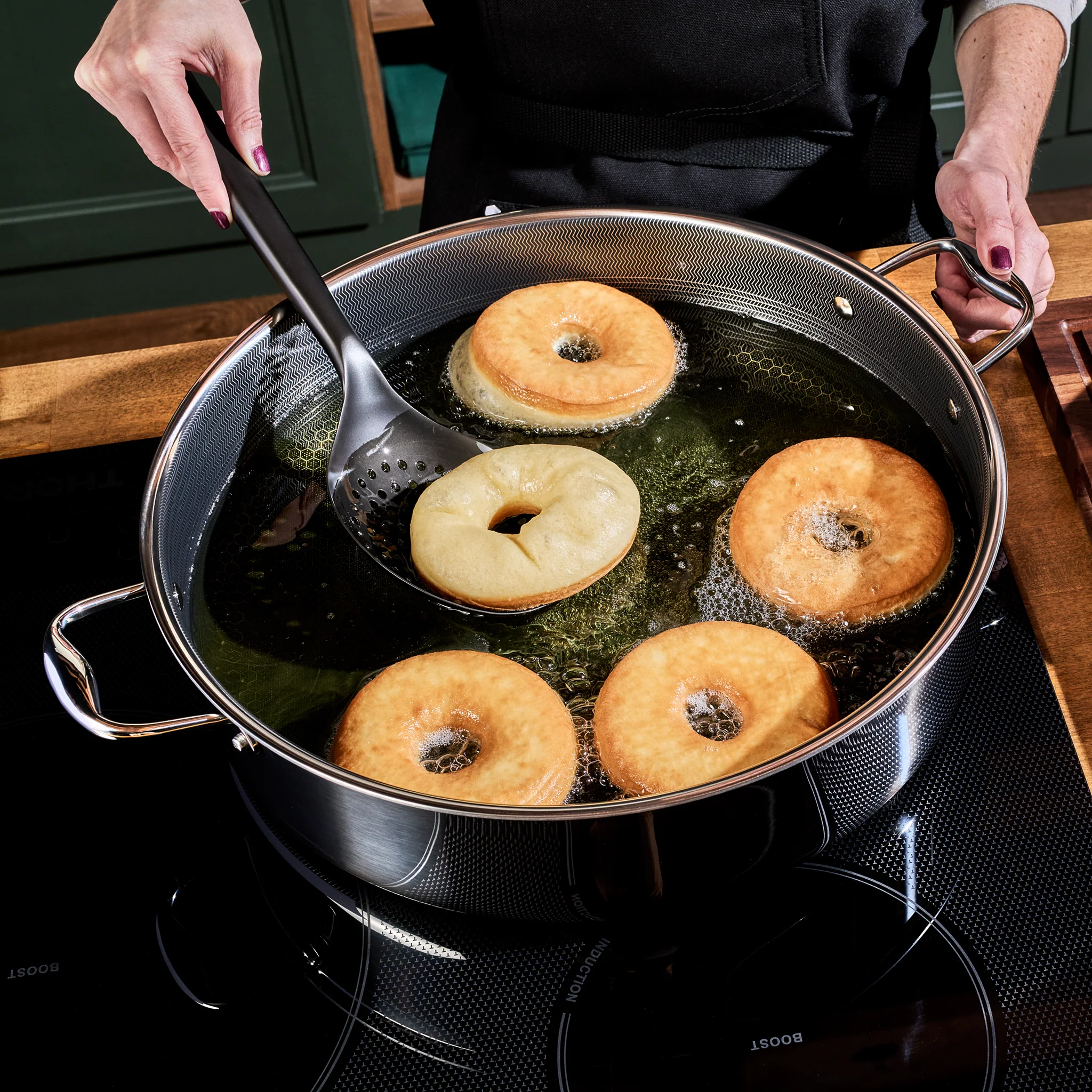 9.5 Litre Hybrid Deep Sauté Pan with Lid - Image 5